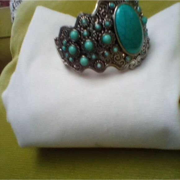 Ladies native style cuff bracelet with Turquoise stones. Perfect condition. - Picture 2 of 5